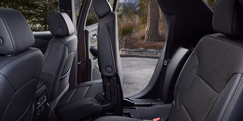 2025 Chevrolet TRAVERSE LS (AWD) - Image 30