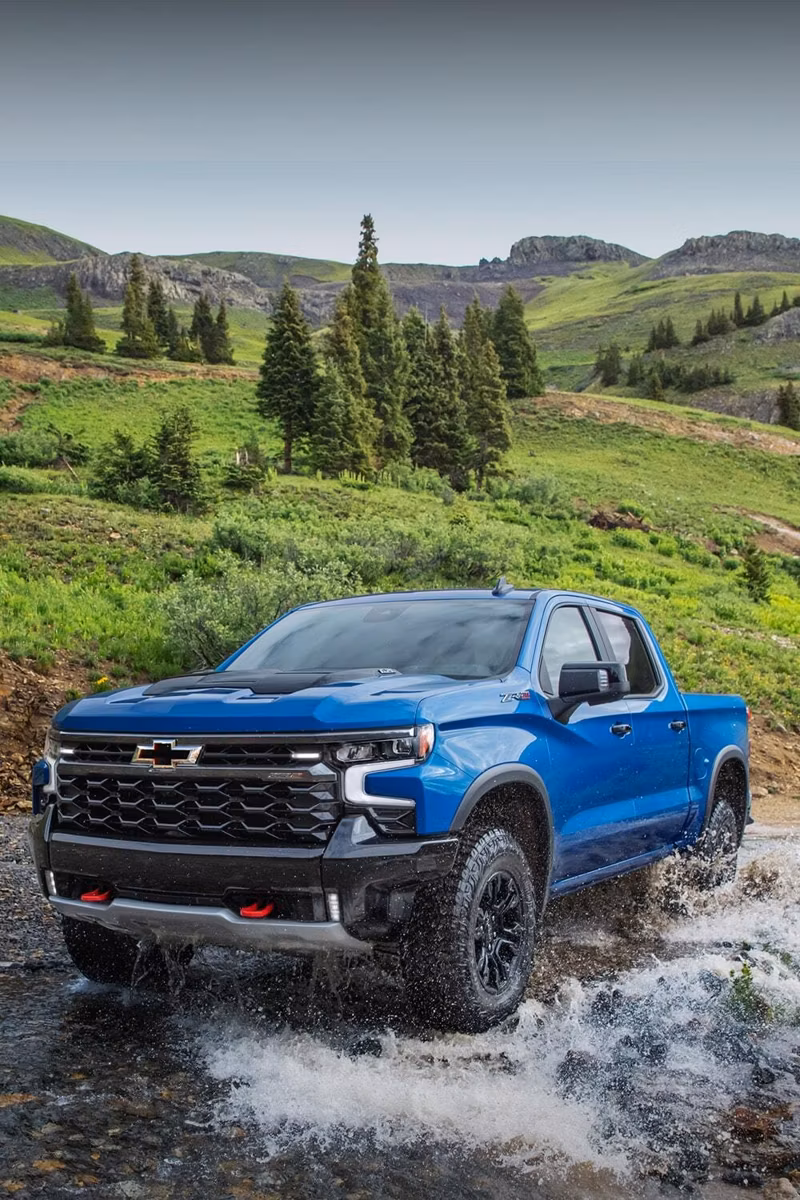 2025 Chevrolet SILVERADO LT Double Cab, Standard Bed (4WD) - Image 2